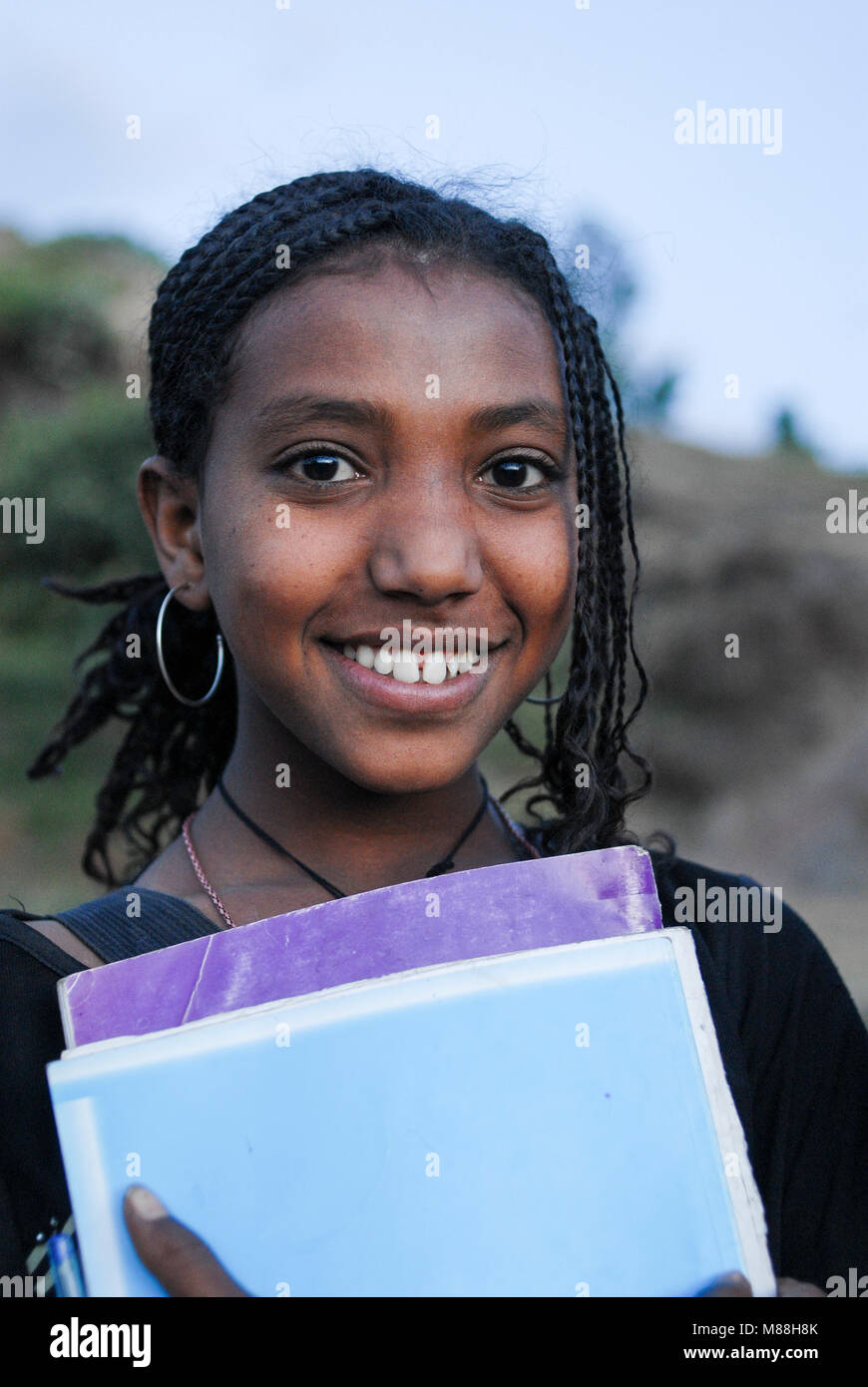Etiopía Lalibela, chica con libros escolares / AETHIOPIEN Lalibela, Maedchen mit Schulbuechern Foto de stock