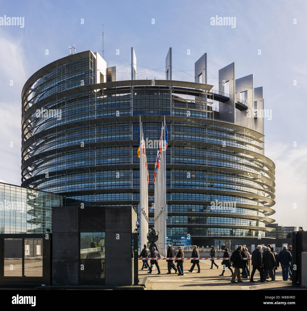 El edificio Louise Weiss, sede del Parlamento Europeo, con los turistas que llegan en Estrasburgo, Francia. Foto de stock