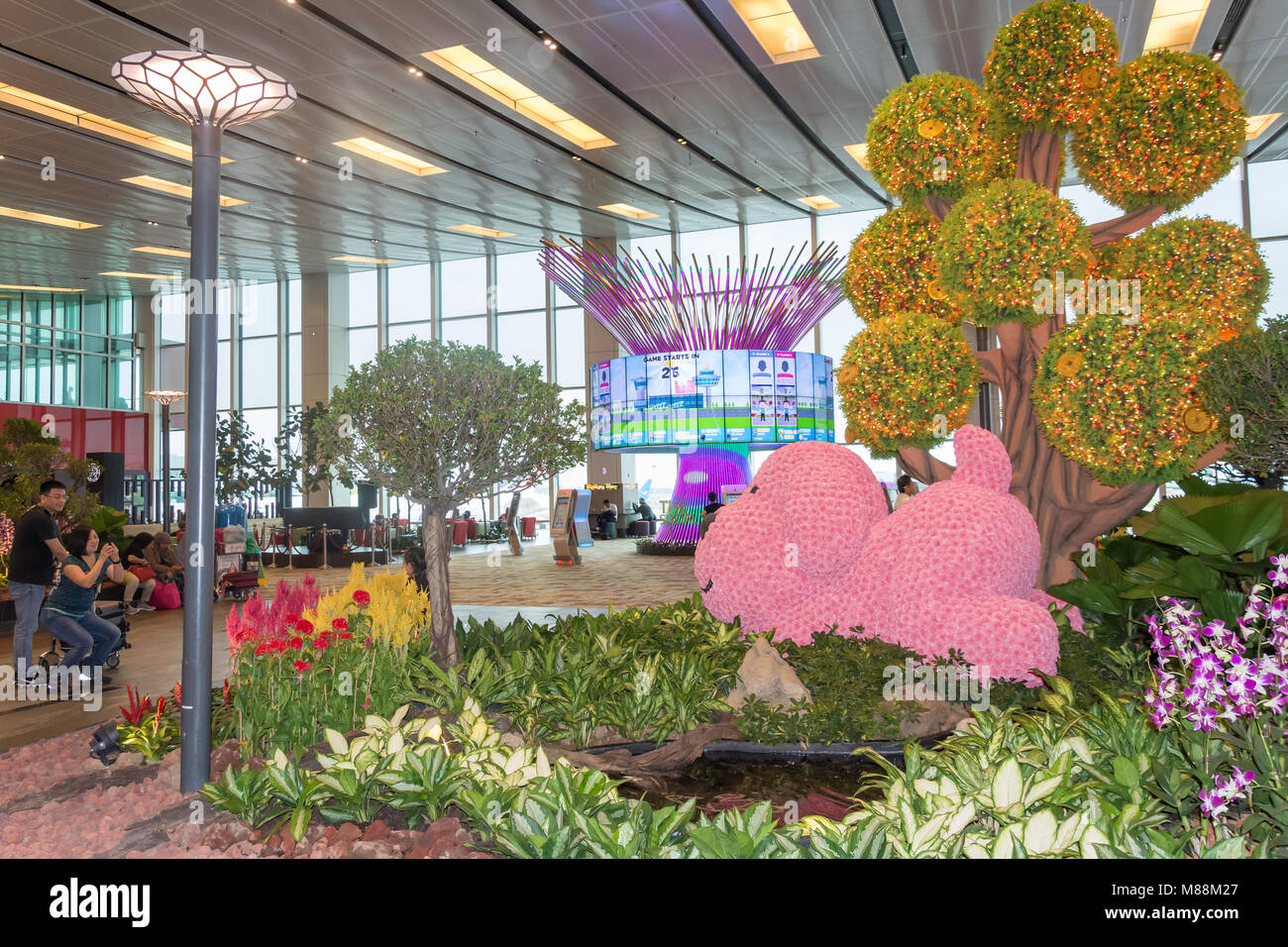 La instalación interactiva de árbol Social y jardín en la sala de tránsito, la Terminal 1, el aeropuerto Changi de Singapur, Changi, Singapur Foto de stock