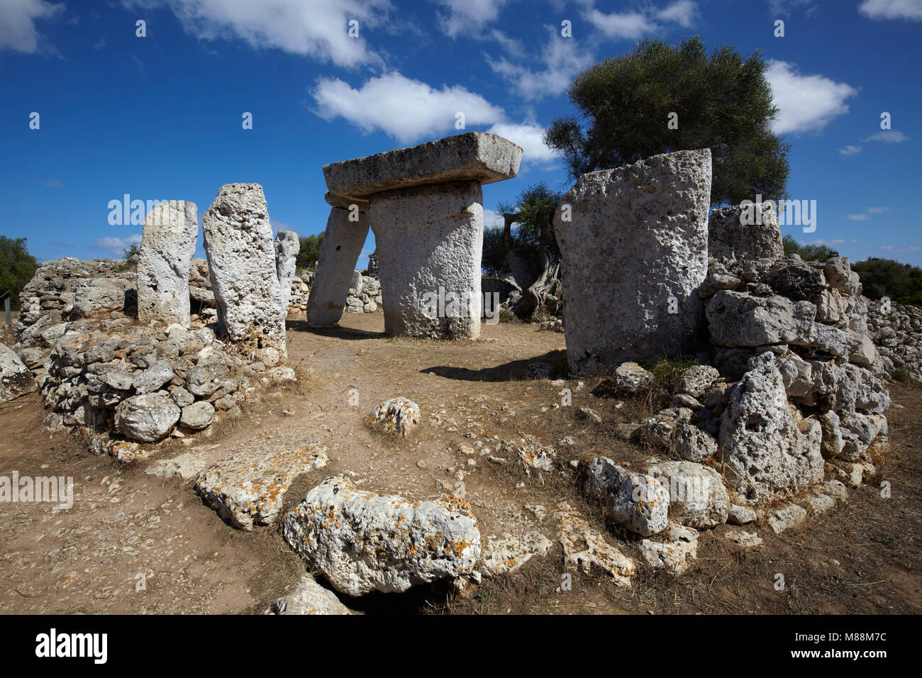 El monolito megalíticas piedras en Talatí de Dalt asentamiento, Menorca, Islas Baleares, España Foto de stock