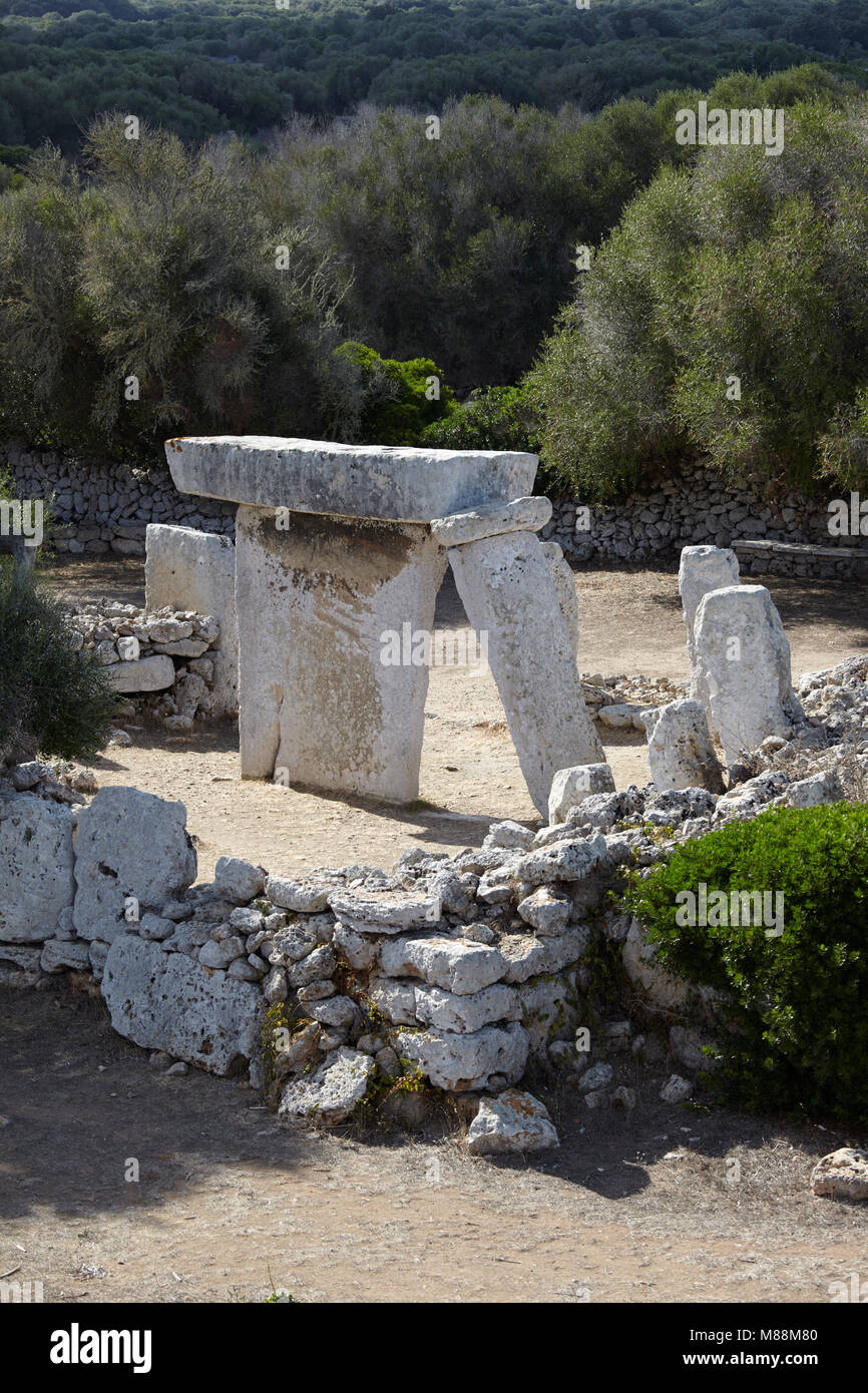 El monolito megalíticas piedras en Talatí de Dalt asentamiento, Menorca, Islas Baleares, España Foto de stock