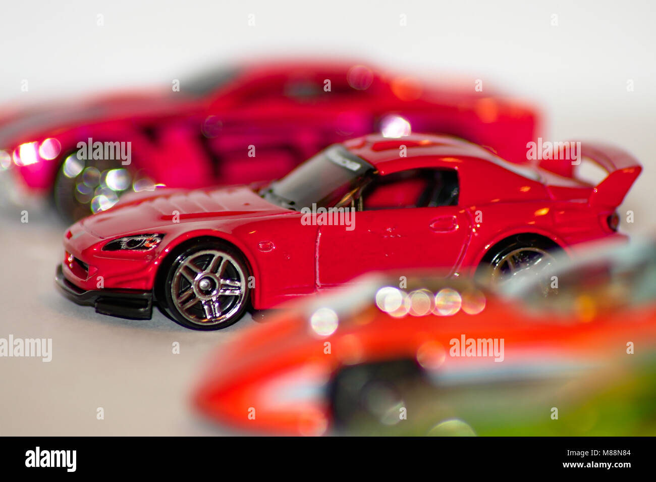 Juguetes para niños autos de carrera deportiva Fotografía de stock - Alamy