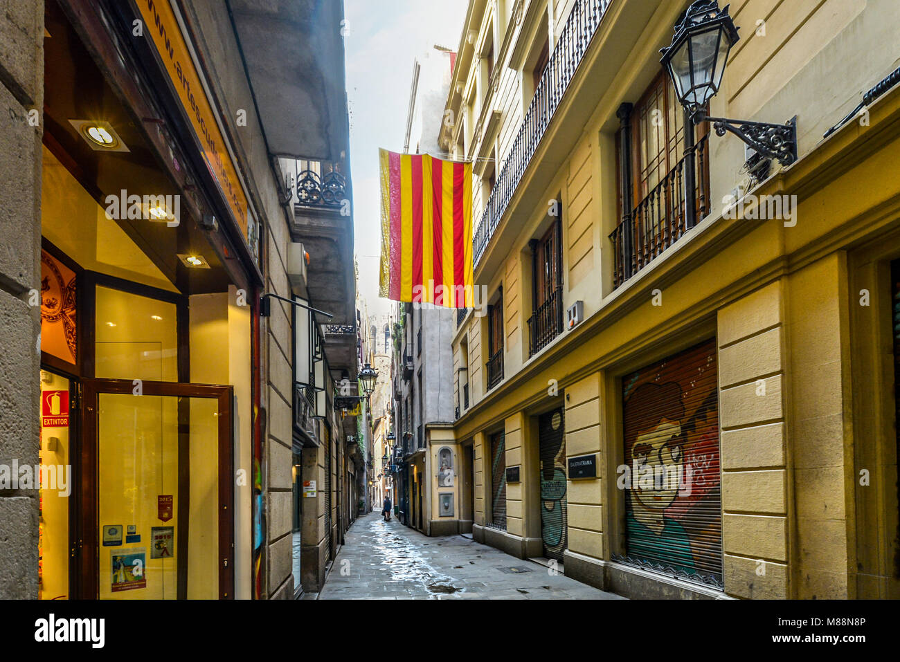 Las rayas amarillas y rojas bandera catalana vuela desde un balcón en el barrio gótico de Barcelona - España Foto de stock