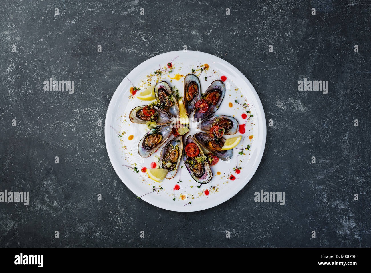 Plato de mejillones en salsa de ajo. Foto de stock