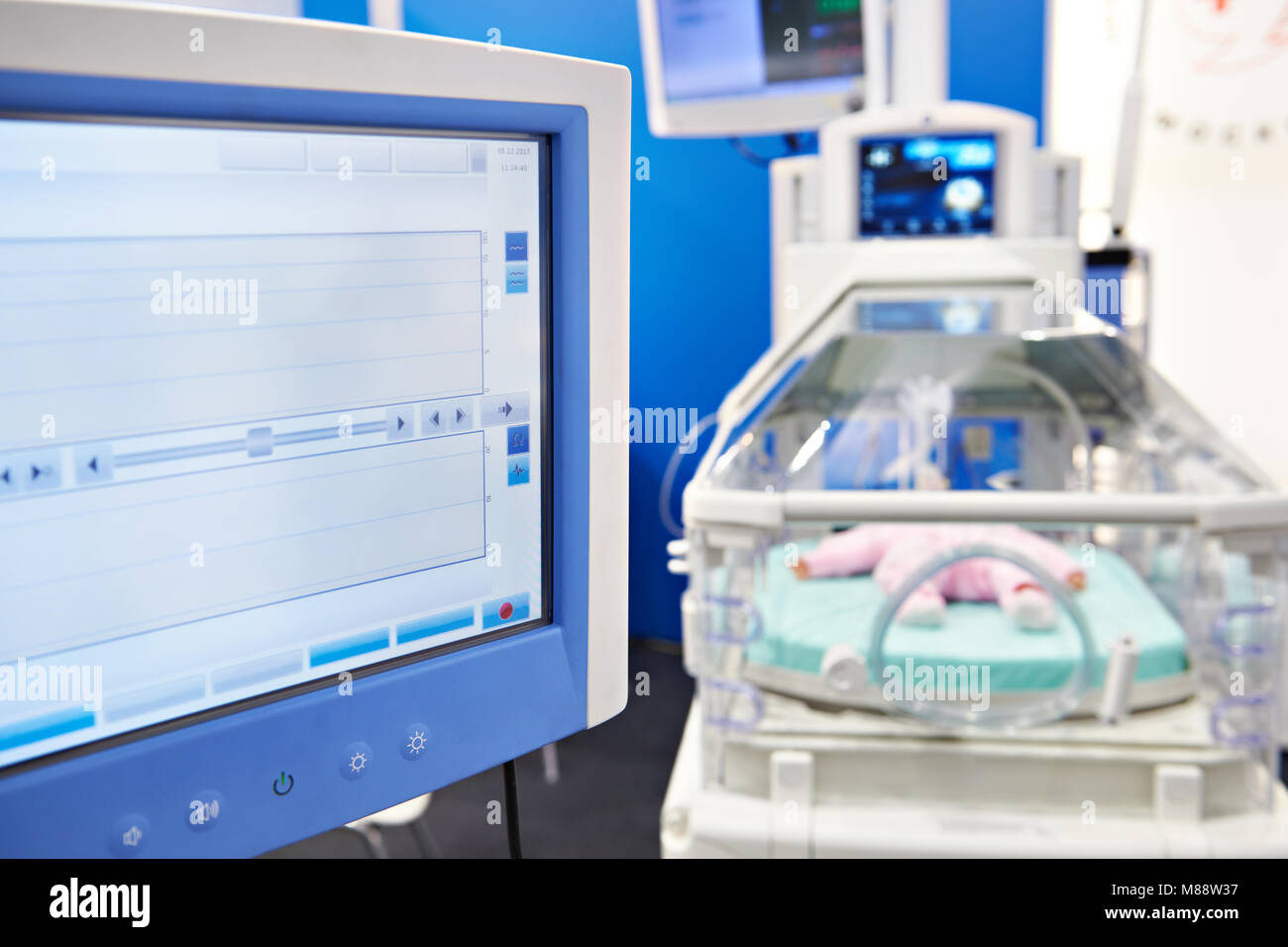 Incubadora para recién nacidos y monitor de control Foto de stock