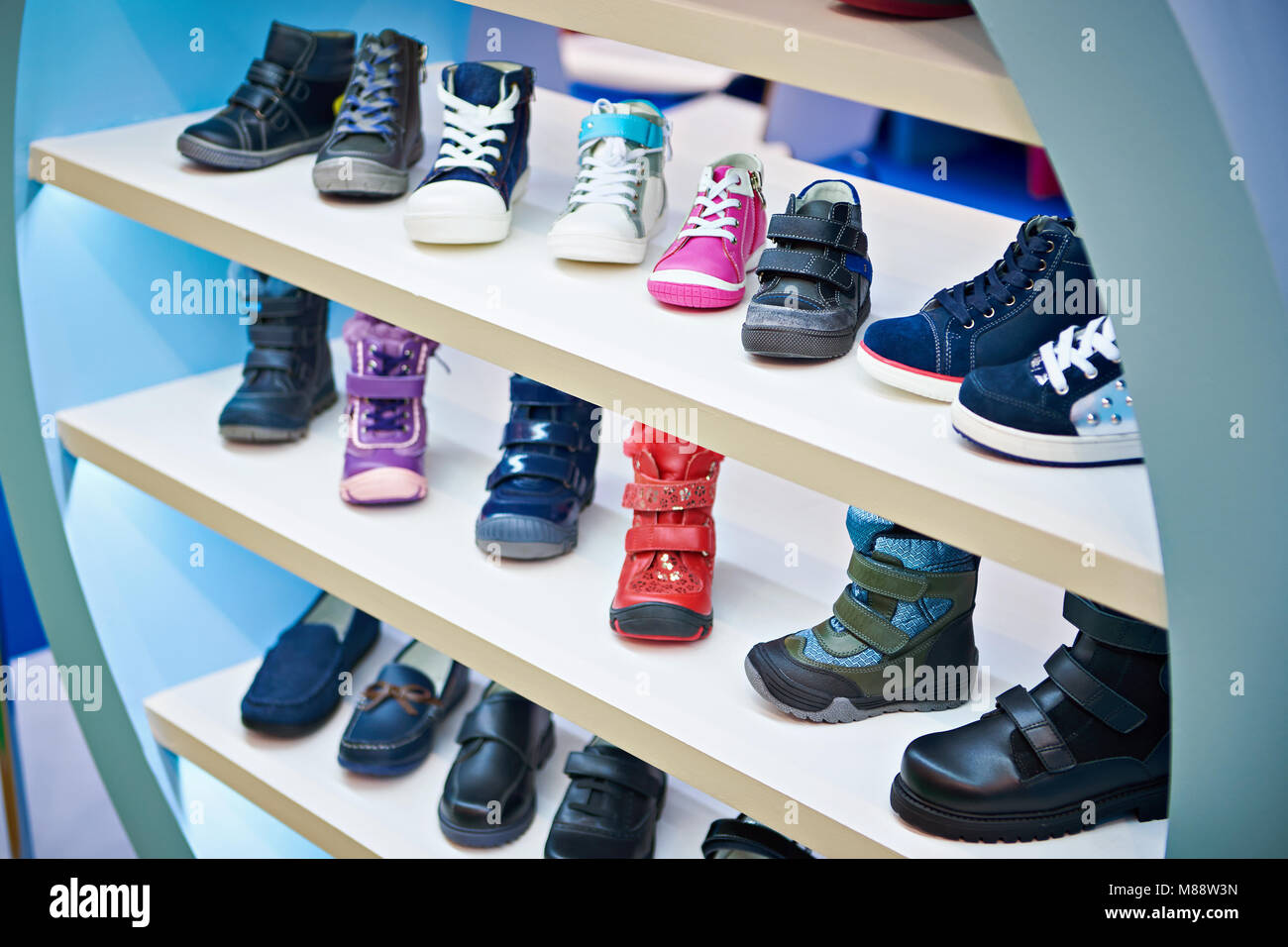 Children's shoe store fotografías e imágenes de alta resolución - Alamy