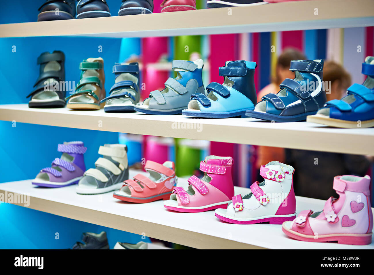 Zapatos de verano para niños en los estantes de las tiendas Fotografía de  stock - Alamy