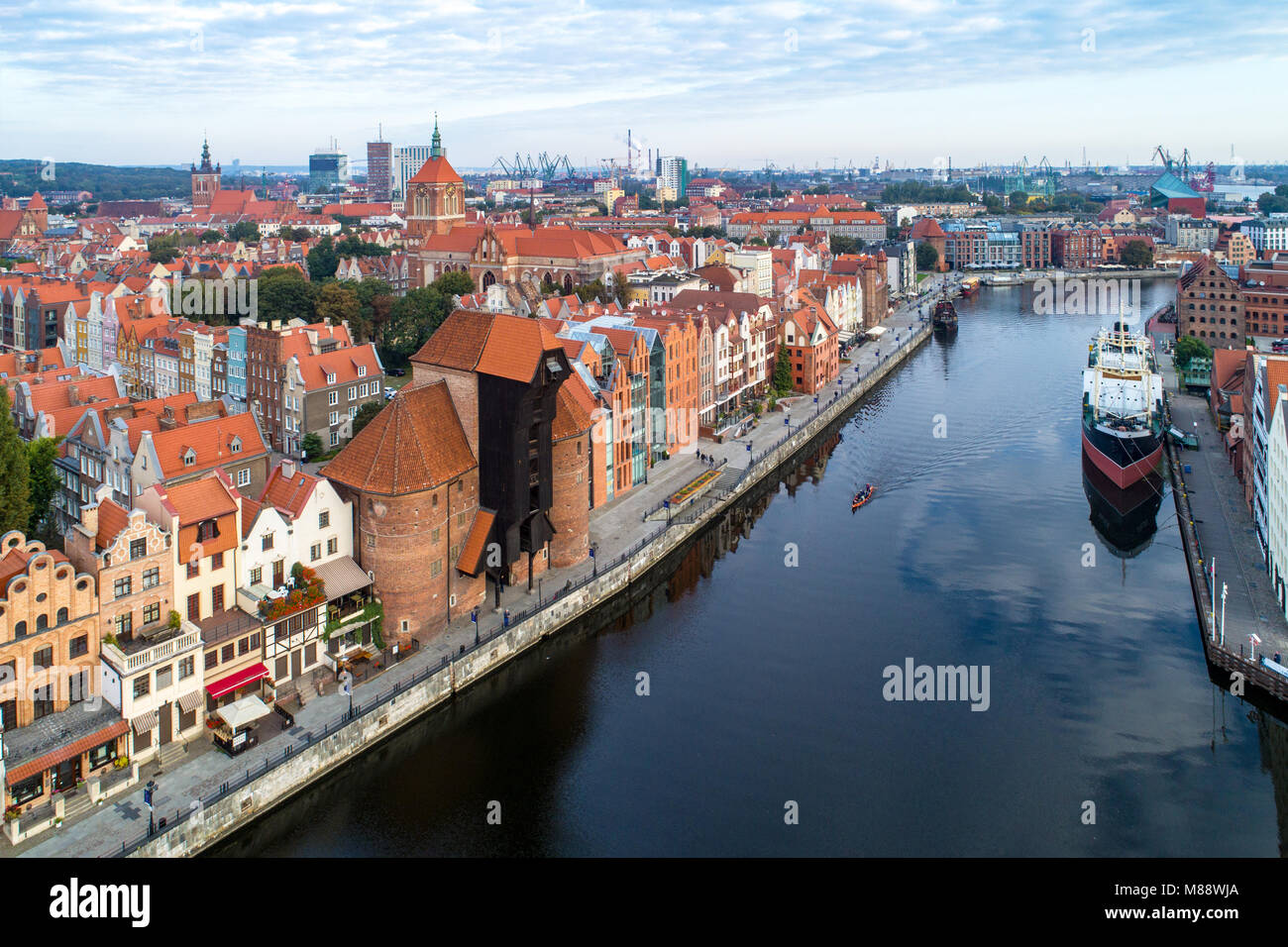 La ciudad antigua de Gdansk, en Polonia, con el puerto medieval más antigua grúa (Zuraw) en Europa, la iglesia de San Juan, el Río Motlawa, antiguos graneros, buques y embarcaciones. Antena Foto de stock