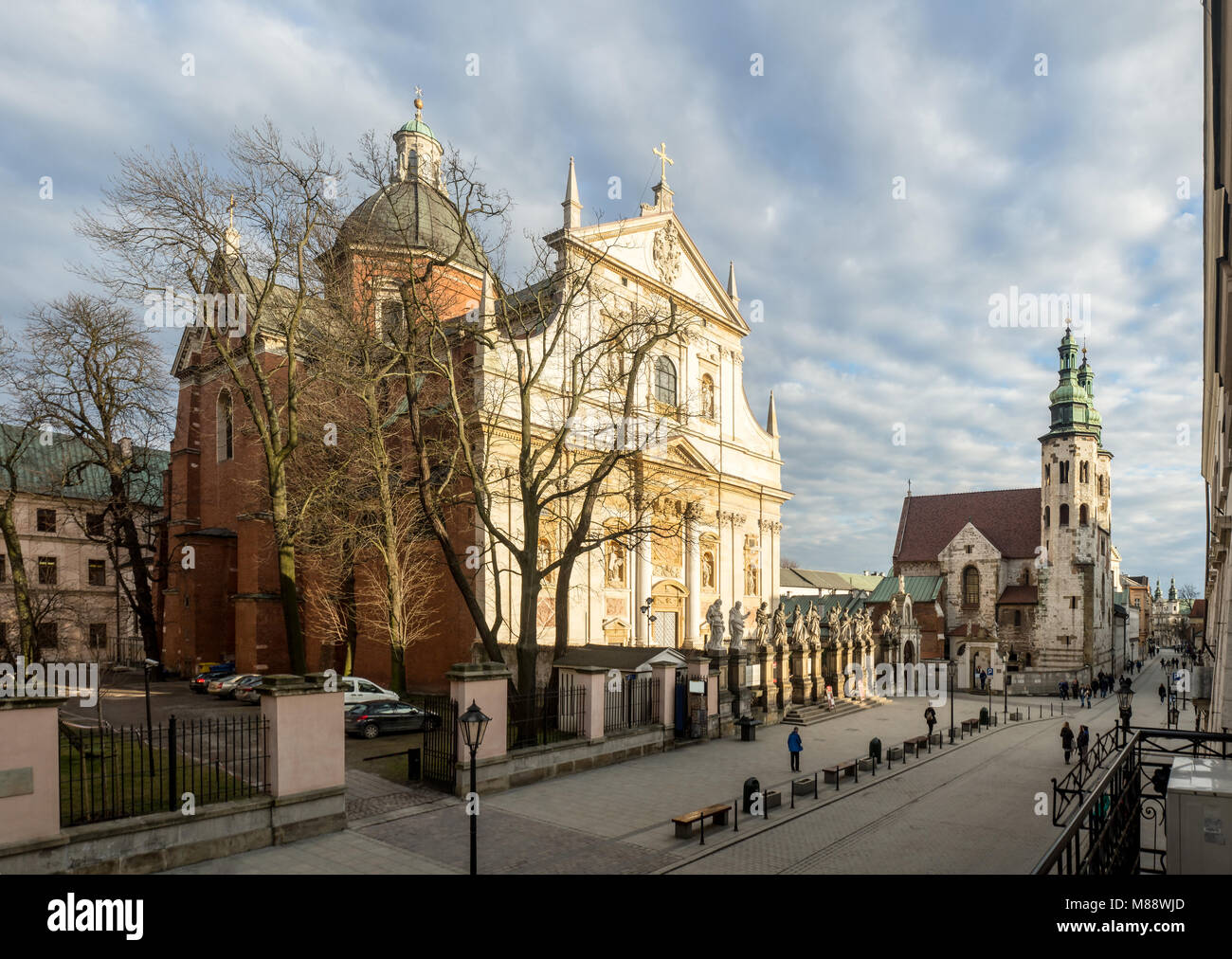 Cracovia, Polonia. La calle Grodzka , El Camino Real, con la iglesia barroca de San Pedro y san Pablo (construido entre 1597-1619, la iglesia romana de San Andrés Foto de stock