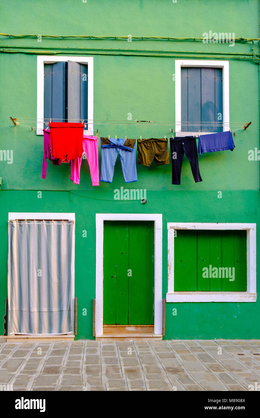 Una casa con exterior encalado y una puerta de madera, desagüe y vierteaguas  Fotografía de stock - Alamy