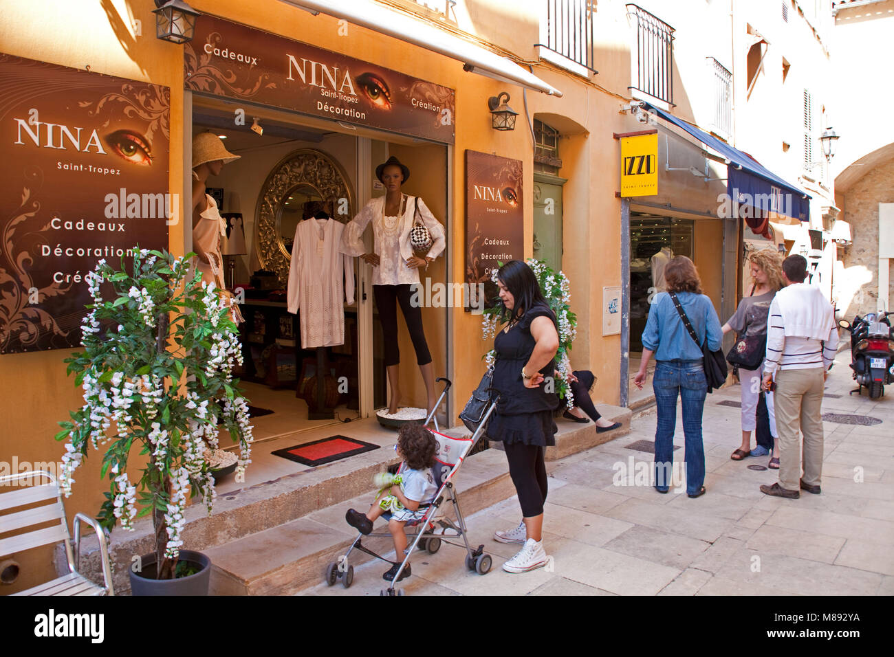 Tienda de moda Nina en un callejón, casco antiguo de la ciudad de Saint-Tropez, la riviera francesa, en el sur de Francia, Cote d'Azur, Francia, Europa Foto de stock