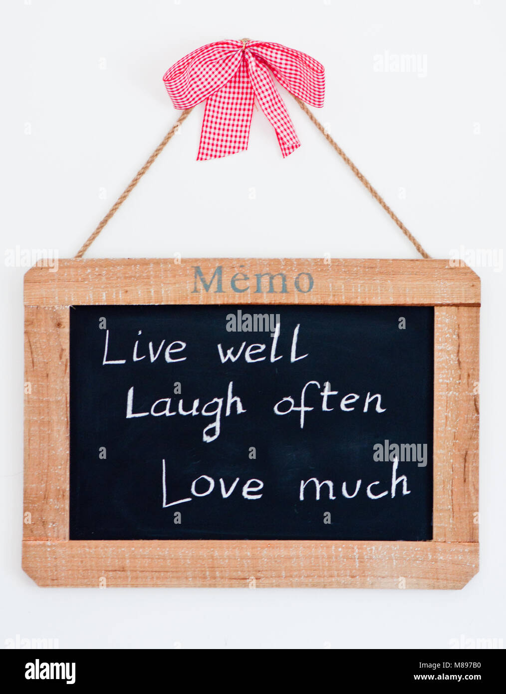 Blackboard diciendo "vivir bien, reír a menudo, mucho amor", concepto inspirador Foto de stock