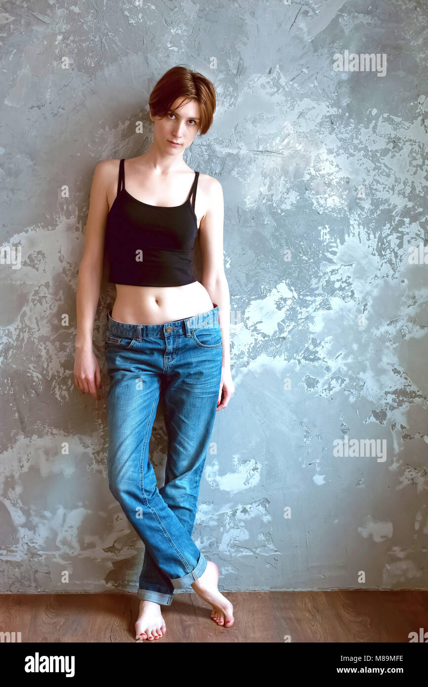 Mujer morena modelo de moda en ropa casual Fotografía de stock - Alamy
