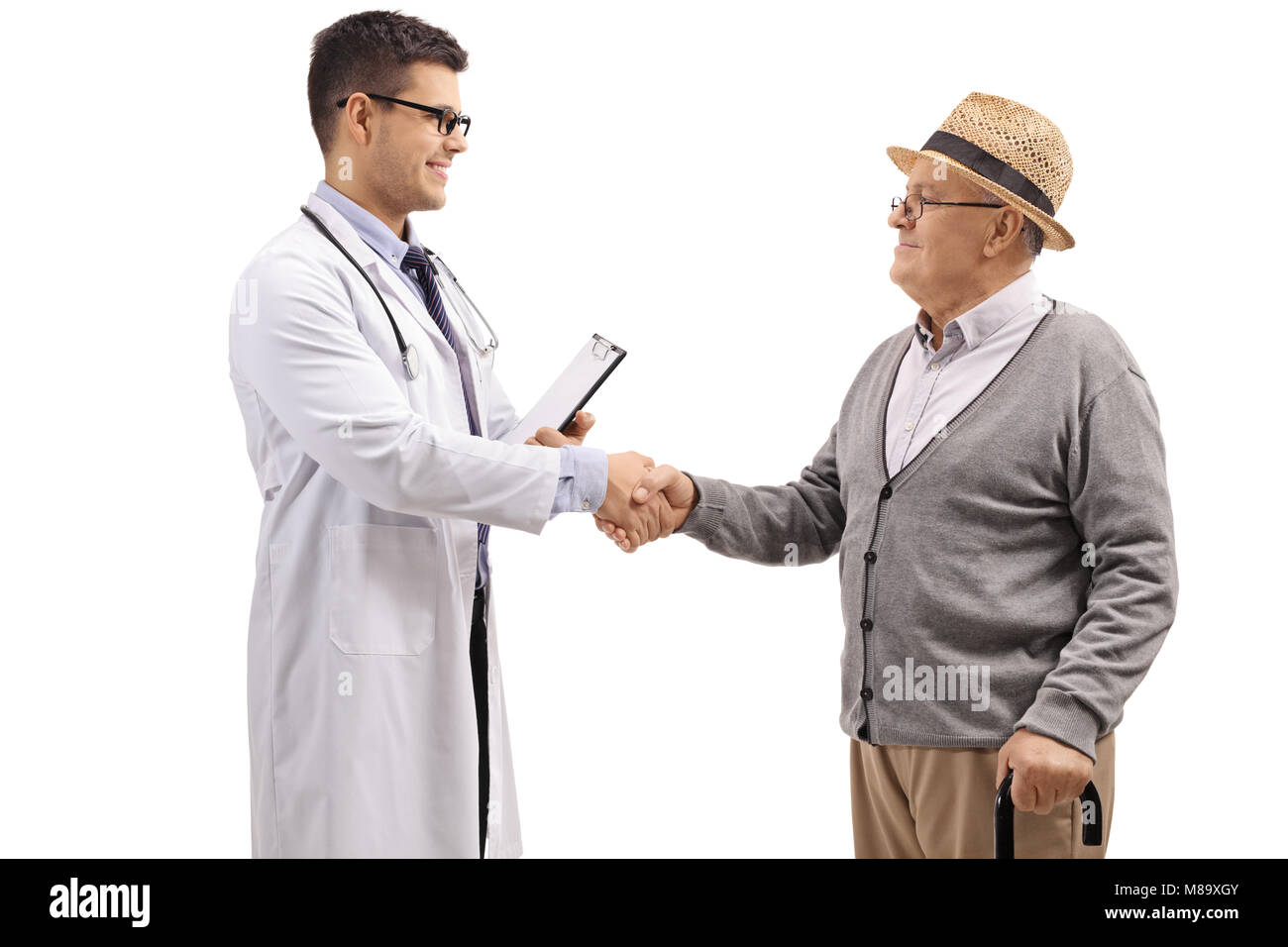 Médico y un paciente anciano, un apretón de manos, aislado sobre fondo