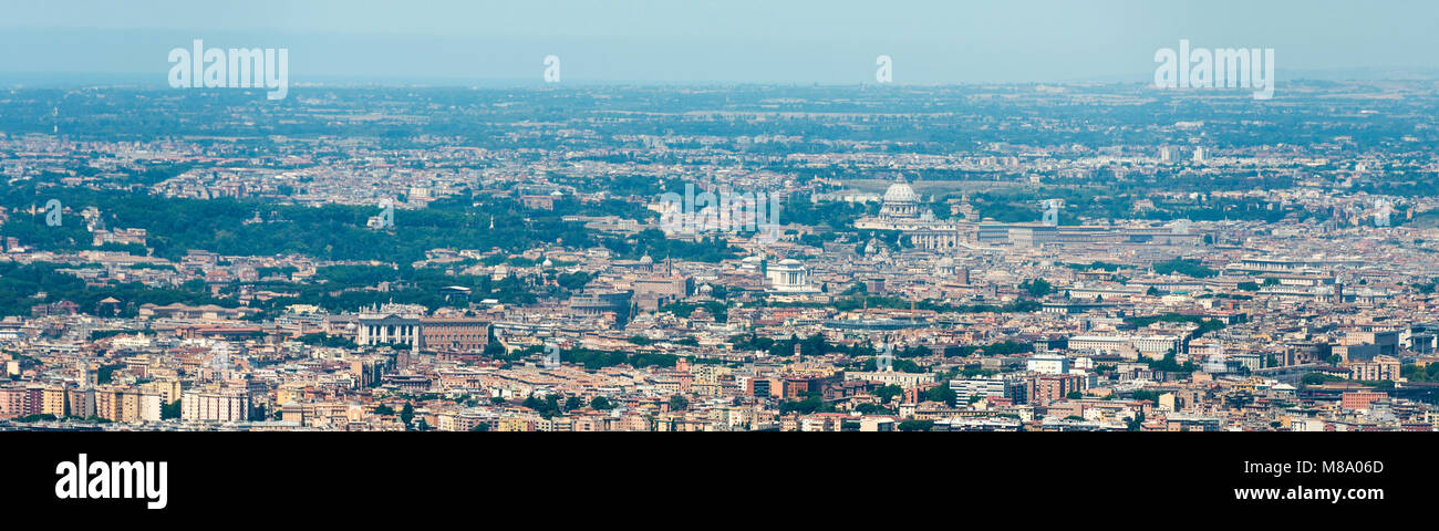 Imagen panorámica aérea de la ciudad de Roma Roma mostrando del Vaticano con la Basílica de San Pedro en el centro, sino también edificios como el Coliseo Foto de stock