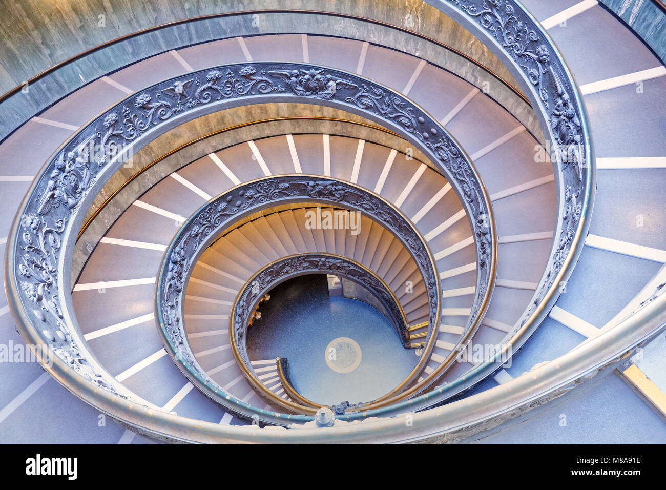 Ciudad del Vaticano. La moderna escalera de doble hélice en el Museo Pio-Clementine, diseñado por Giuseppe Momo, sin personas. Foto de stock