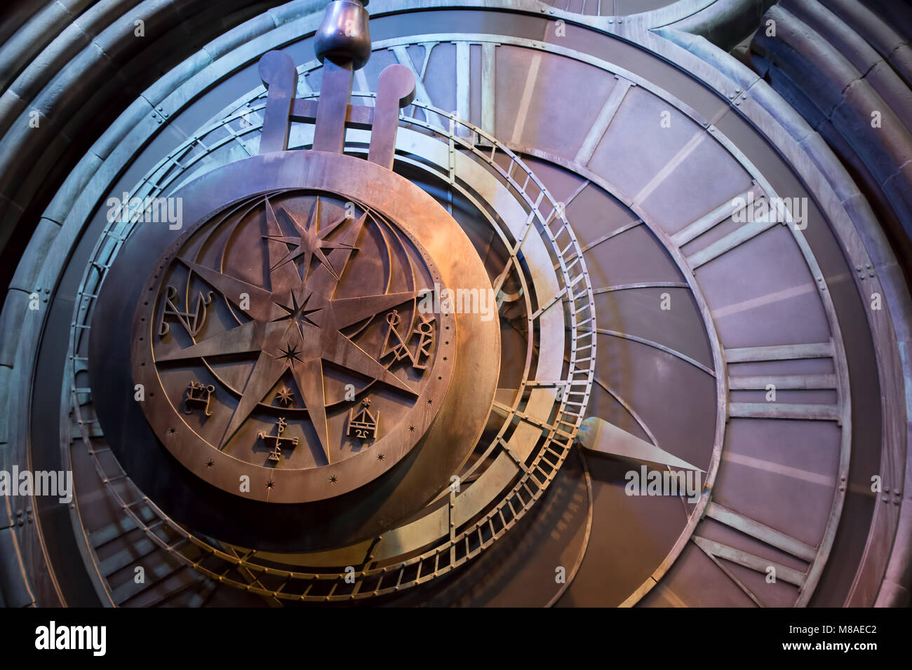 LEAVESDEN, Reino Unido - 24 DE FEBRERO DE 2018: un reloj en Hogwarts como destacados en Harry Potter y el Prisionero de Azkaban en la elaboración de Harry Potter tour en Foto de stock