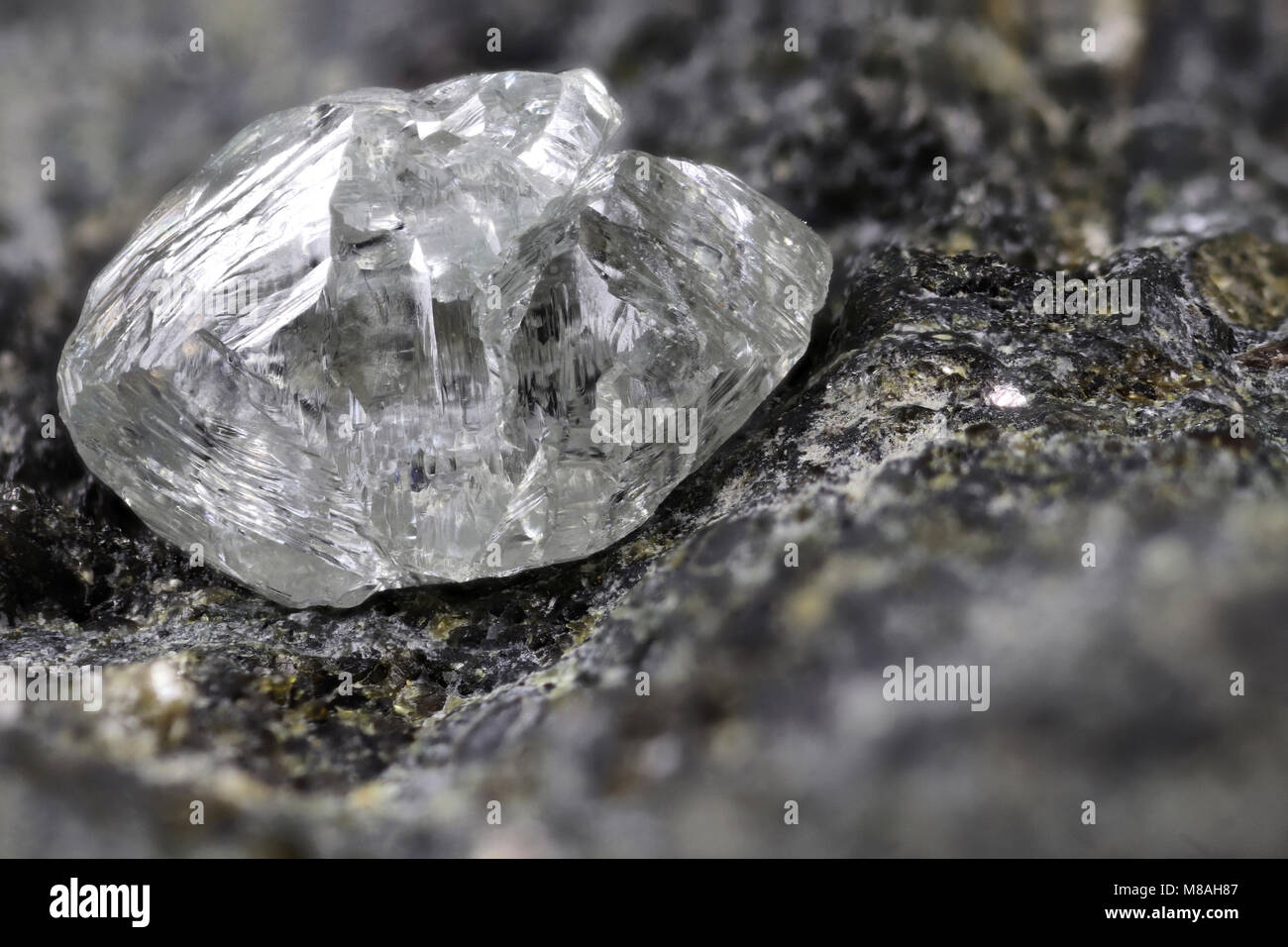 Diamante natural enclavado en la kimberlita Fotografía de stock - Alamy