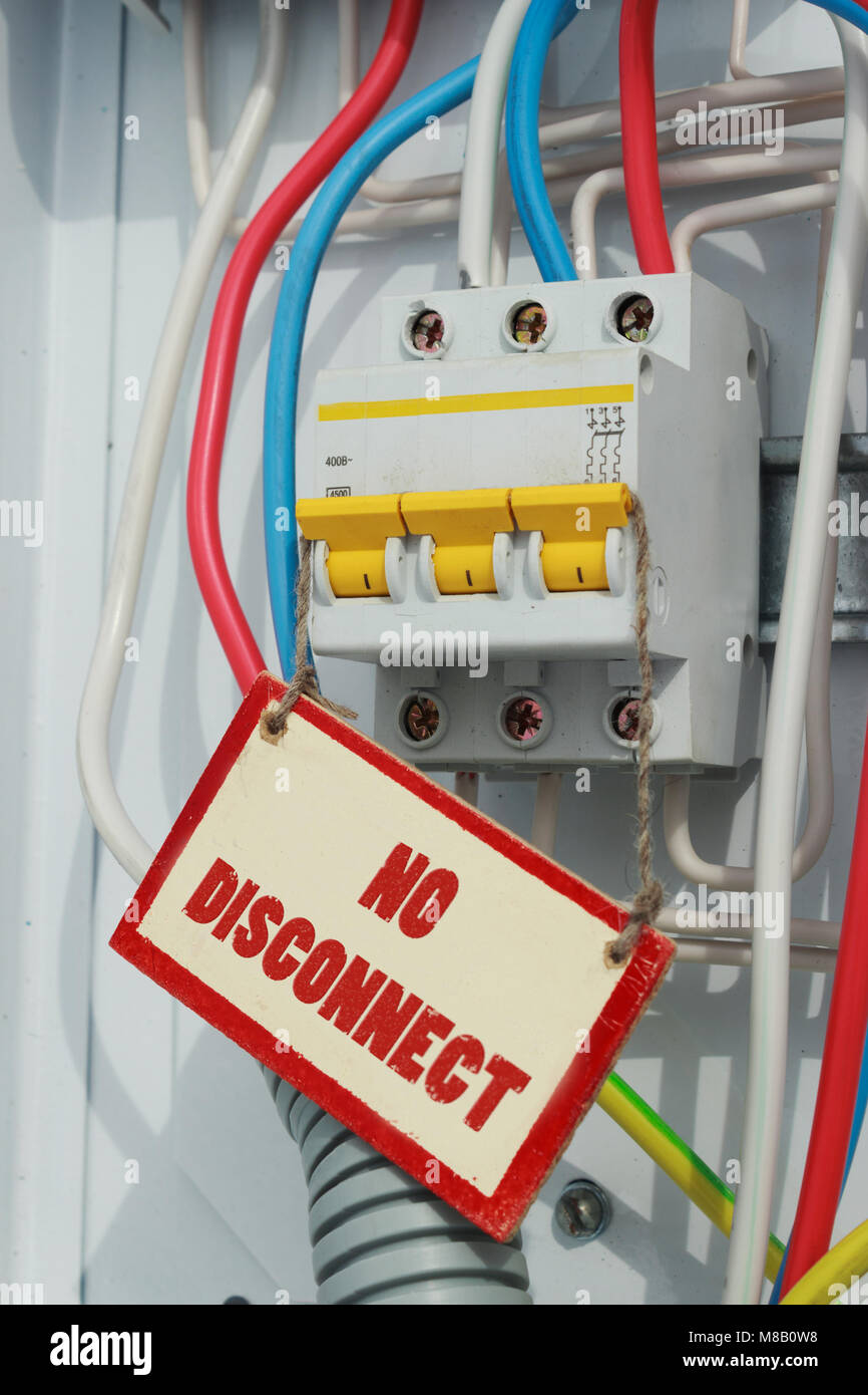 Interruptor eléctrico trifásico y señales de prohibición Fotografía de  stock - Alamy