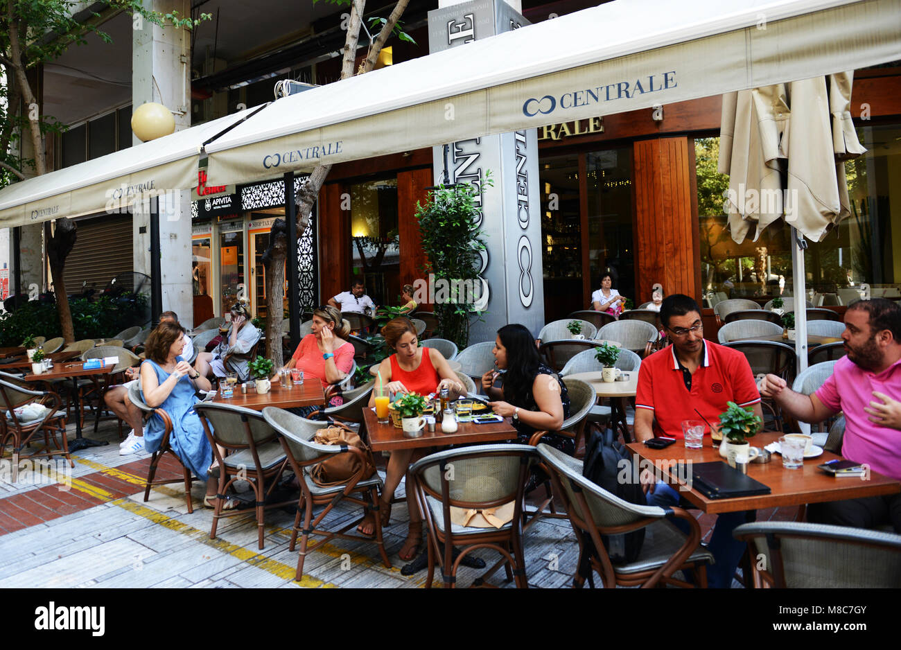 Los griegos amor socializar en cafés locales. Foto de stock