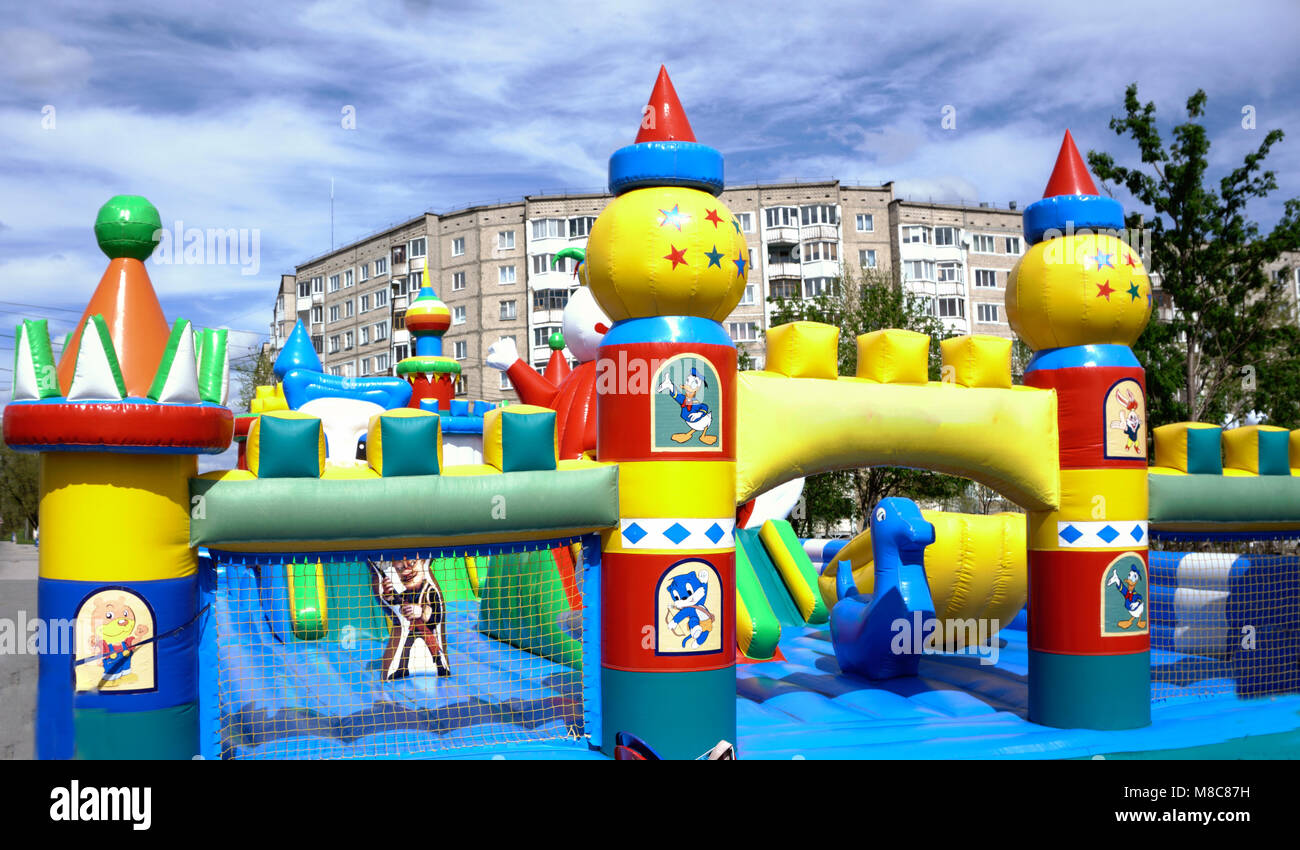 Grandes y coloridas, castillo inflable laberinto Fotografía de stock - Alamy