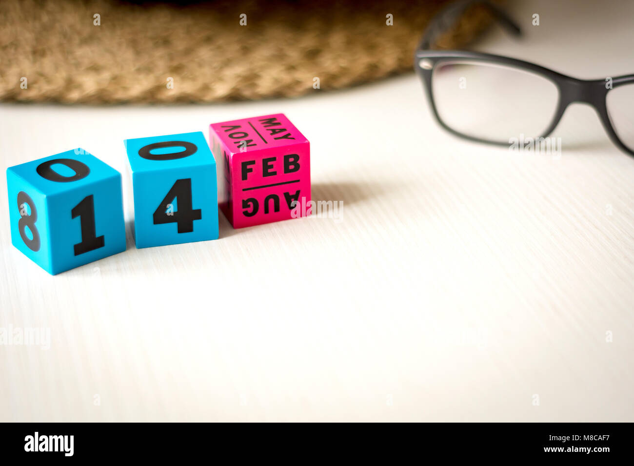 Calendario perpetuo moderno compuesto de cubos de colores y fijado en la fecha del 14 de febrero Foto de stock