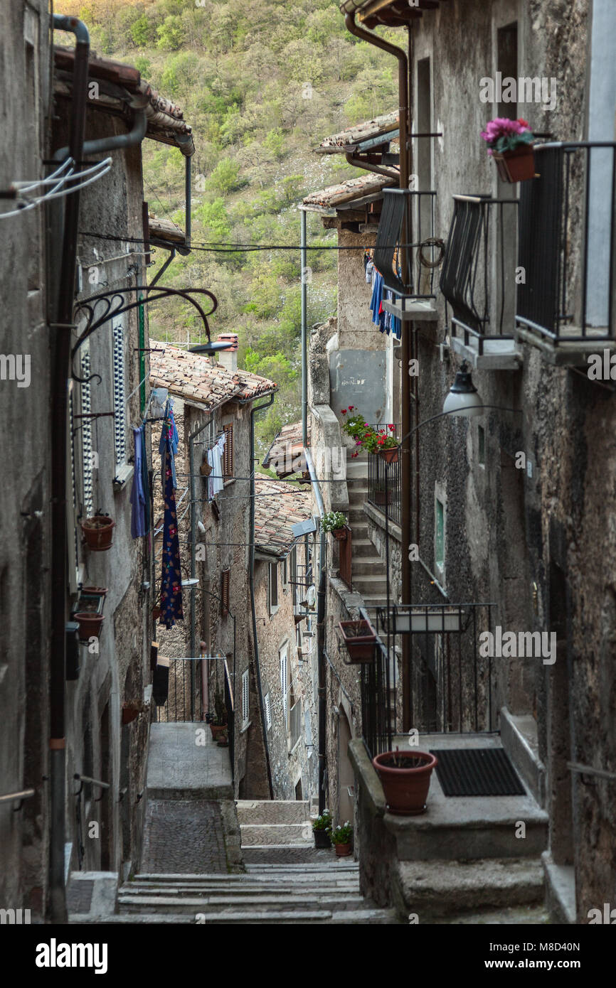 Downhill alley. Scanno, Abruzos Foto de stock