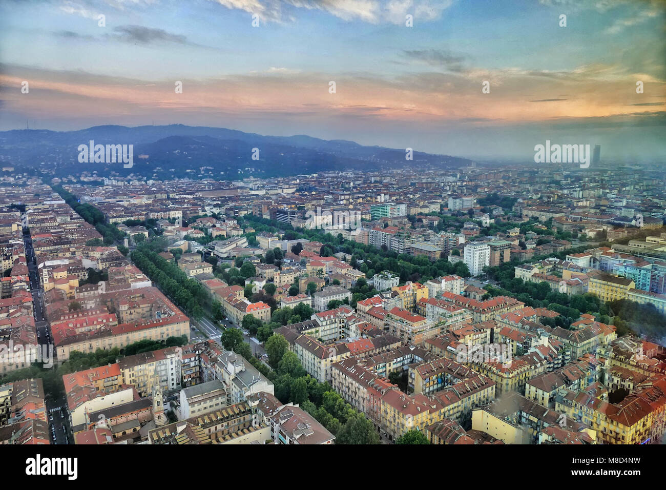 Drone vista aérea de la ciudad y de las colinas circundantes al atardecer, Turín, Italia el 13 de julio de 2016 Foto de stock