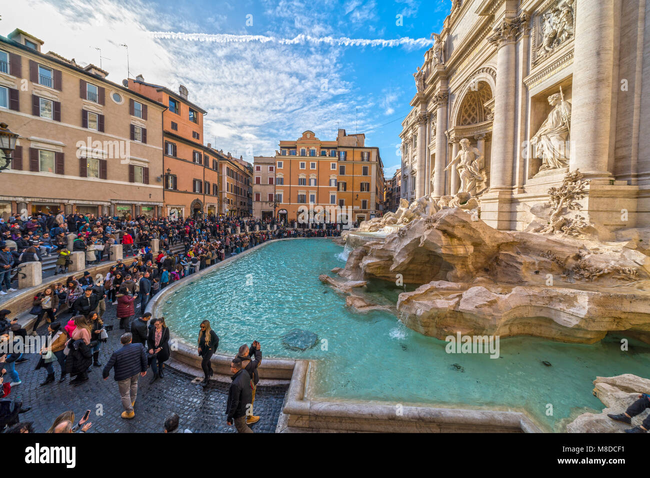 Roma, Italia - 5 de enero de 2018: Los turistas que visitan la famosa Fontana de Trevi, en un día soleado. Fontana de Trevi es uno de los más visitados de hito en Roma Foto de stock