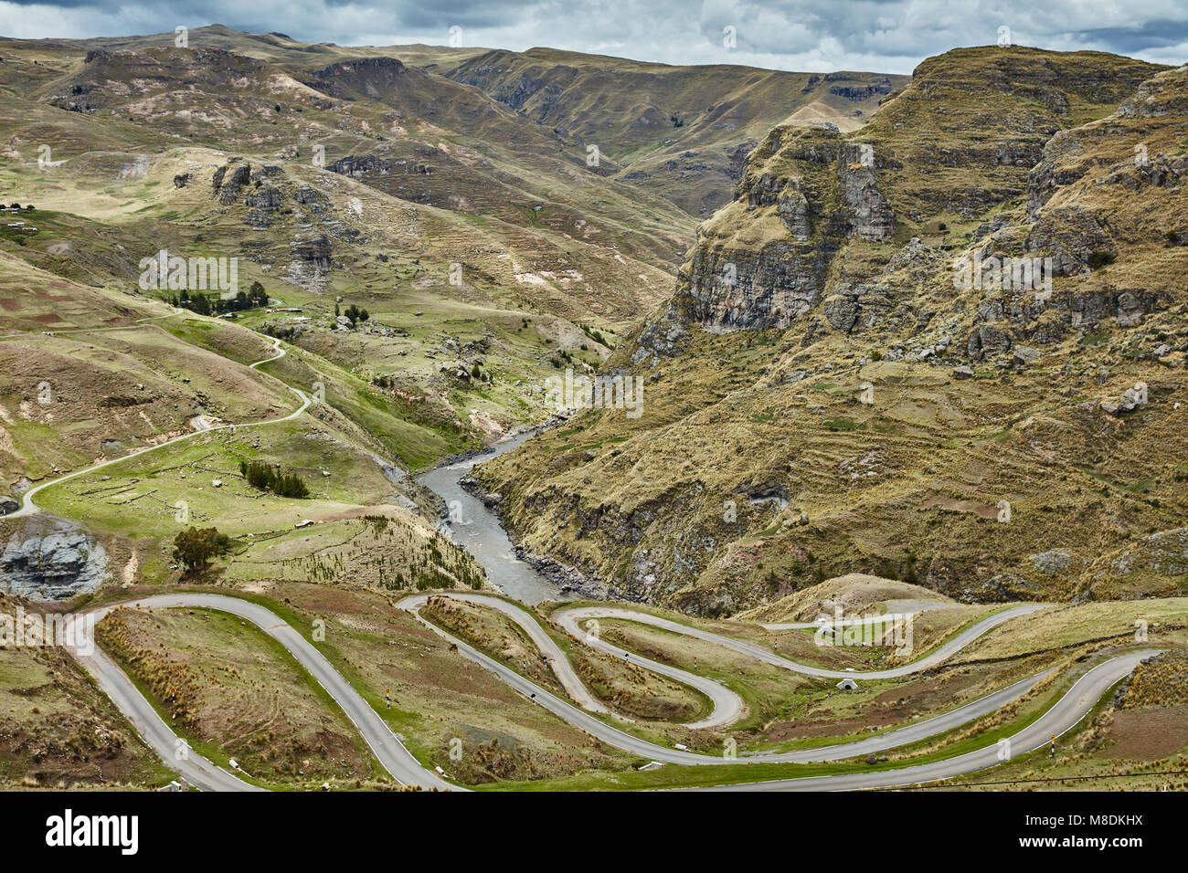 Con vistas al paisaje rural de carreteras con curvas, Huinchiri, Cusco, Perú Foto de stock