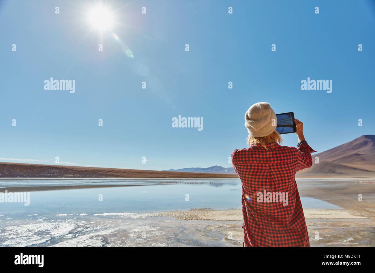 Mujer de fotografiar el paisaje, utilizando tableta digital, el Salar de Chalviri, Chalviri, Oruro, Bolivia, América del Sur Foto de stock