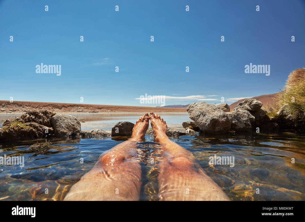Hombre, relajarse en la piscina de agua, bajo la sección, el Salar de Chiguana, Chiguana, Potosí, Bolivia, América del Sur Foto de stock