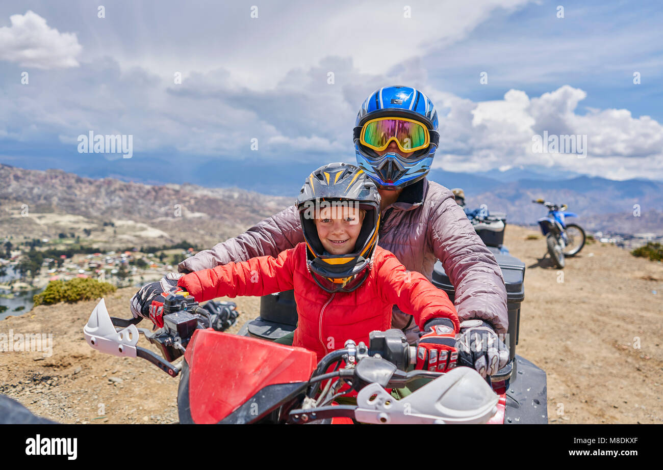 Madre e hijo en la cima de la montaña, con quad, La Paz, Bolivia, América del Sur Foto de stock