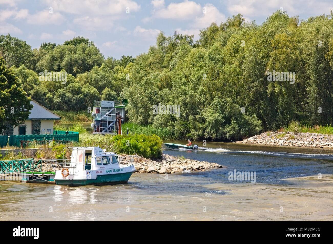 Carga de sedimento contrasta cerca GORGOVA posterior de Tulcea, en el delta del río Danubio Foto de stock