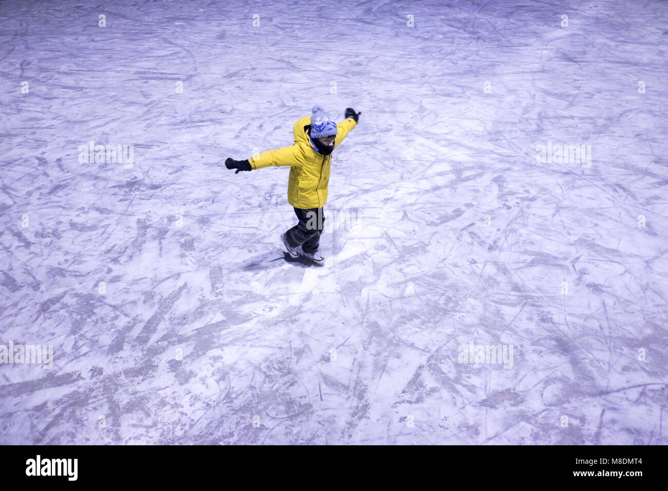 Joven patinar sobre hielo, niveles elevados de ver Foto de stock