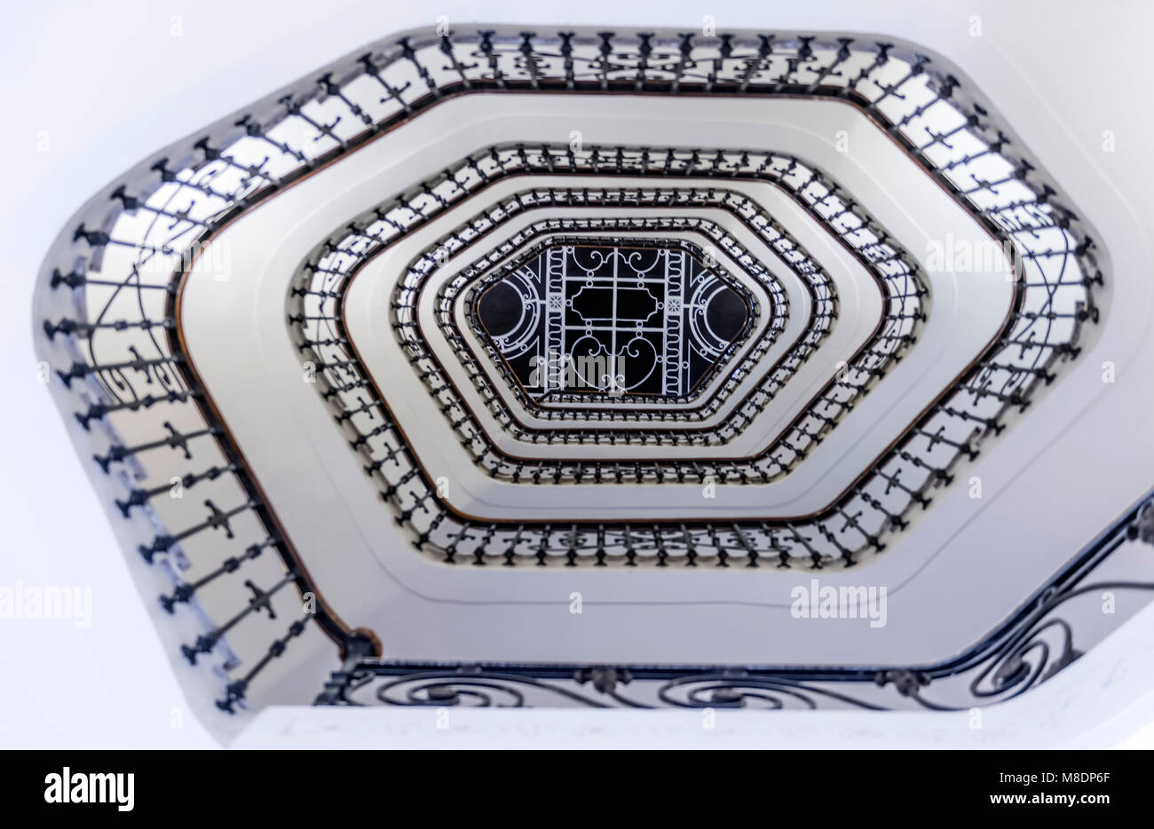Ángulo de visión baja de la escalera de caracol en Francia Foto de stock