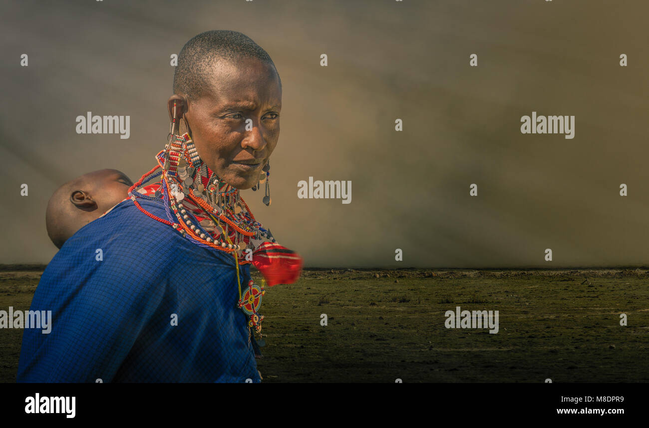 Mujer masai con el niño en una aldea masai, Amboseli, del Valle del Rift, Kenia Foto de stock