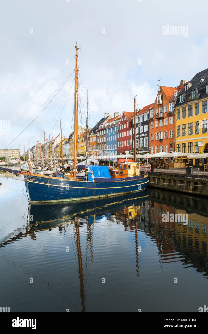 Amarrados los veleros y coloridas casas del siglo XVII en el canal de Nyhavn, Copenhague, Dinamarca Foto de stock