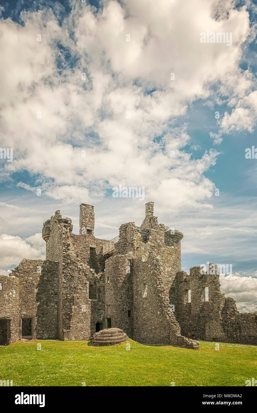 Las ruinas del Castillo de Kilchurn, estructura del siglo XV en las orillas del lago Awe, en Argyll and Bute, en Escocia. Foto de stock