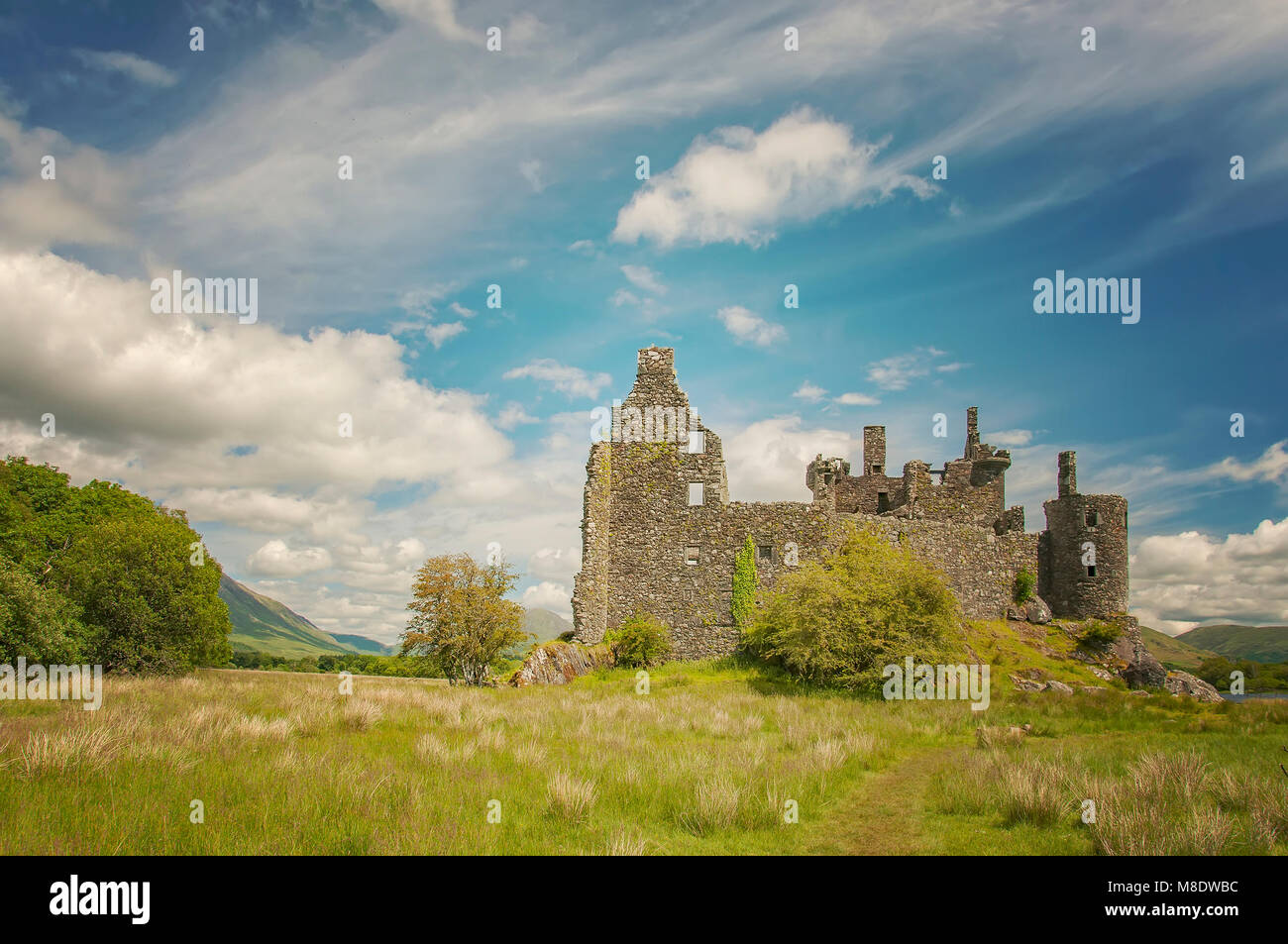 Las ruinas del Castillo de Kilchurn, estructura del siglo XV en las orillas del lago Awe, en Argyll and Bute, Escocia, el 08 de julio del 2013. Foto de stock