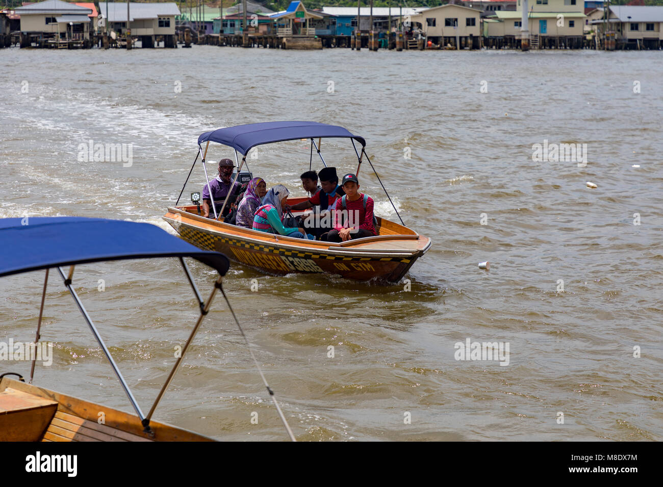 Brunei Darussalam Bandar Seri BegawanWater taxis en el río Brunei dentro y en los alrededores de Kampong Ayer, la aldea de agua. Foto de stock