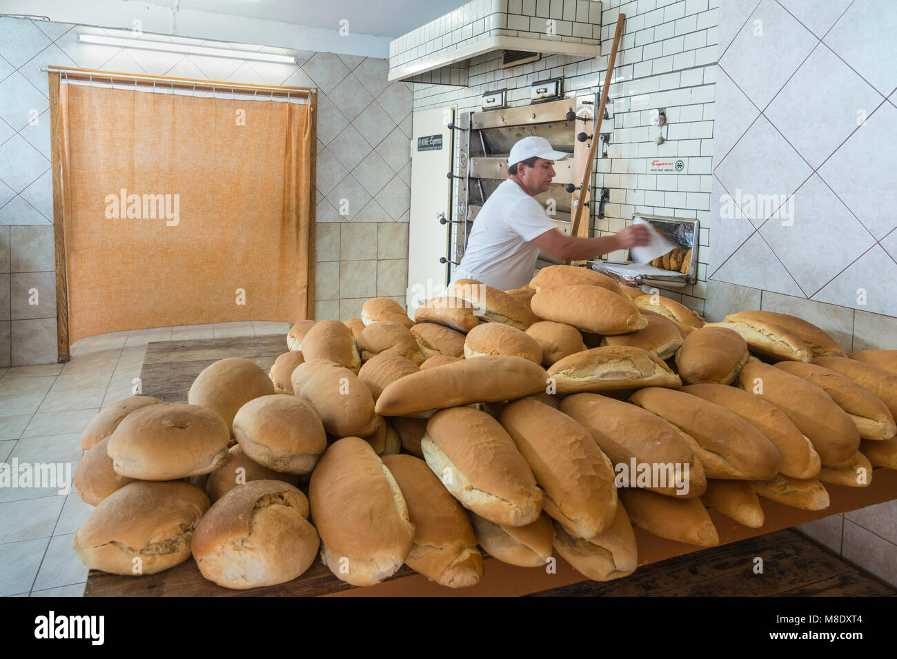 Panes recién horneados en la panadería en la aldea y centro de Karyes adminstrativa en la península de Athos, Macedonia, al norte de Grecia Foto de stock