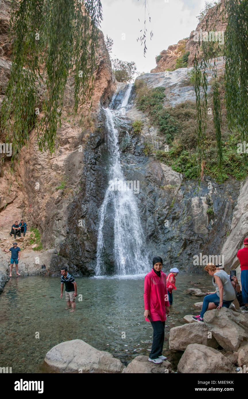 Recopilación de los turistas por la piscina debajo de la Ourika cascadas en  las montañas del Atlas en Marruecos Fotografía de stock - Alamy