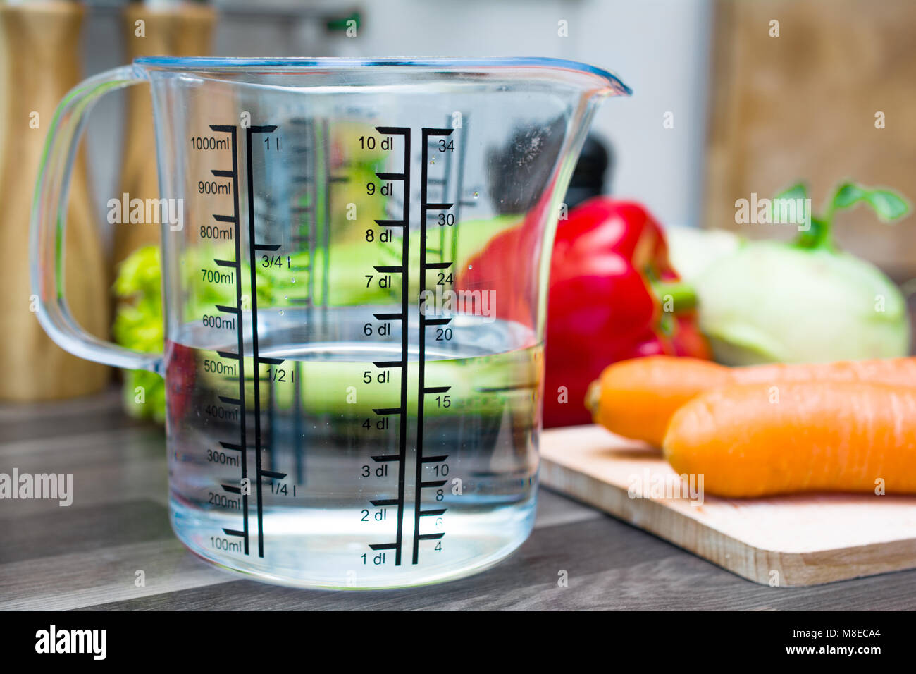1/2 litros / 500ml / 5dl de agua en una taza de medir en una cocina con  verduras Fotografía de stock - Alamy
