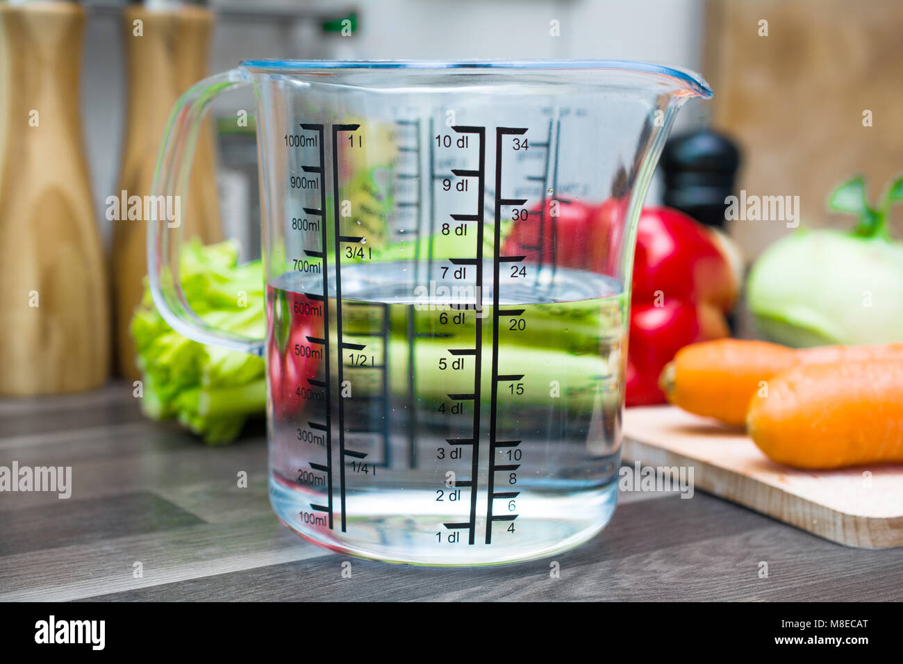 600ml / 6dl de agua en una taza de medir en una cocina con verduras  Fotografía de stock - Alamy