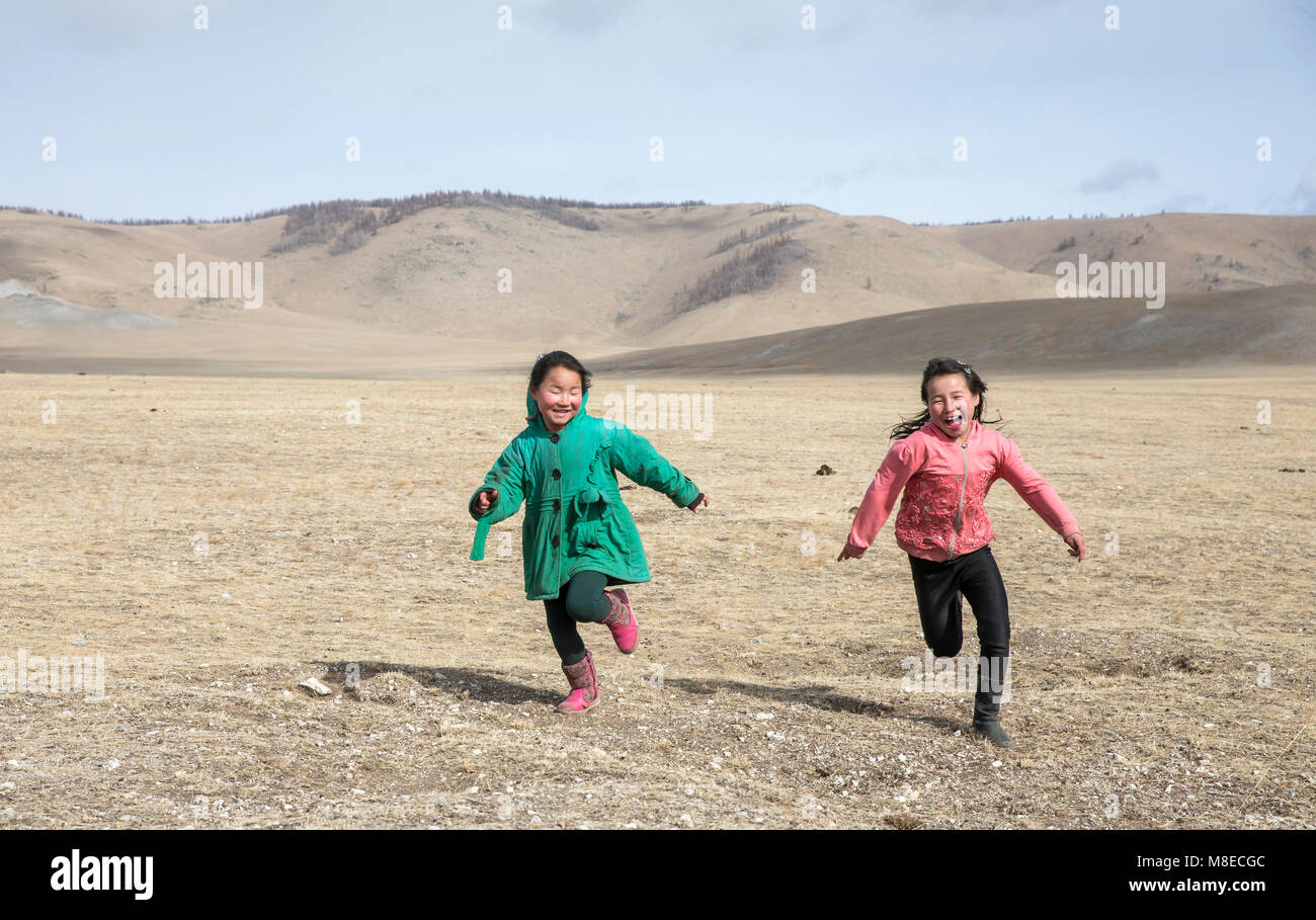 Hatgal, Mongolia, el 02 de marzo de 2018: mongolian niñas divirtiéndose en una estepa Foto de stock