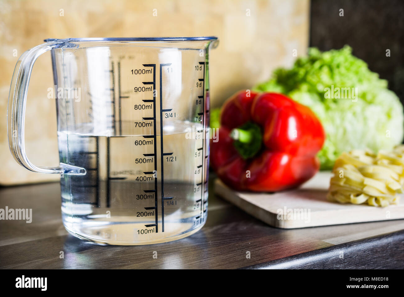 600ccm / 600 ml de agua en una taza de medir en una cocina con alimentos  Fotografía de stock - Alamy