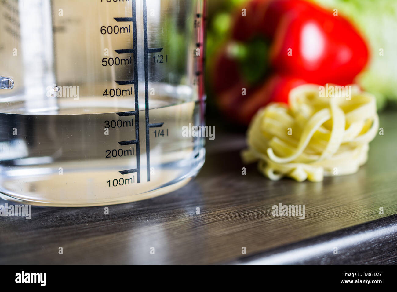 300ccm / 300 ml de agua en una taza de medir en una cocina con alimentos  Fotografía de stock - Alamy