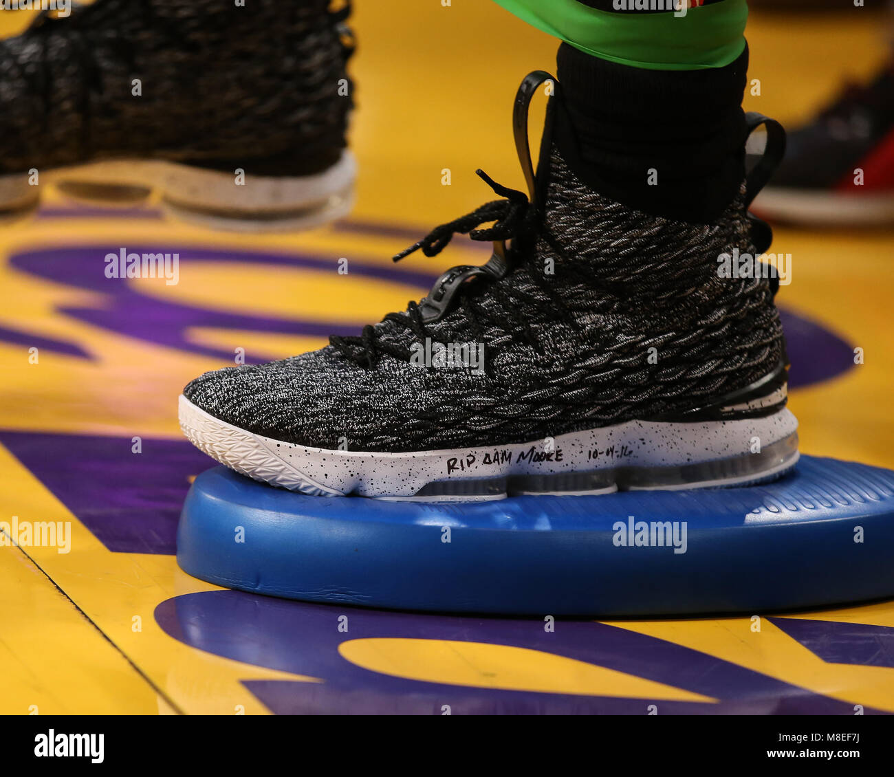 Los Angeles, CA, EE.UU. Mar, 2018. Cavaliers guard Jordania Clarkson (8) zapatos Nike con RIP Moore para el Cleveland Cavaliers vs Los Angeles Lakers en el Staples Center el 11