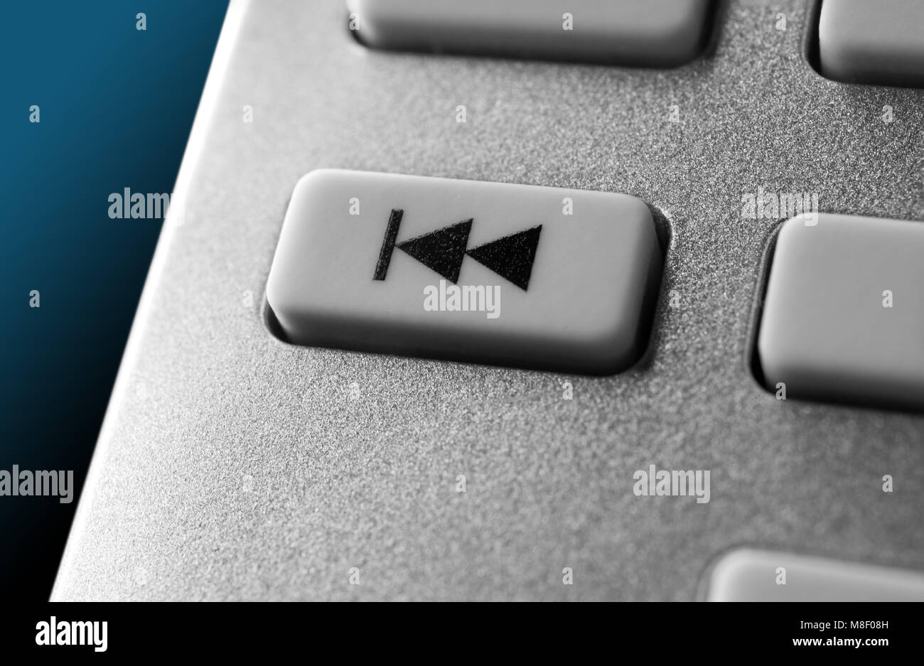 Macro de un gris botón Saltar atrás en Chrome para control remoto de un  sistema de Audio Estéreo Hifi Fotografía de stock - Alamy